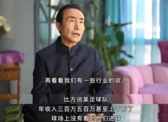 纳尼斯卡将军肩扛战刀伫立正中，神情刚毅，意志坚定，肌肉健硕，黄金战甲闪耀出光芒，极具视觉冲击力，而她肩上的战刀更是锋芒逼人，倒映出女战士们整装待发的身影